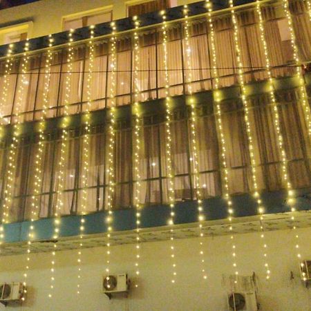 Hotel Poseidon Inn Лакнау Екстериор снимка