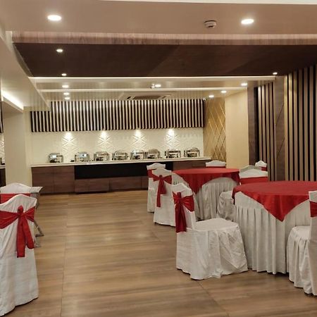 Hotel Poseidon Inn Лакнау Екстериор снимка