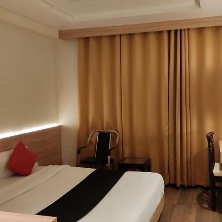 Hotel Poseidon Inn Лакнау Екстериор снимка