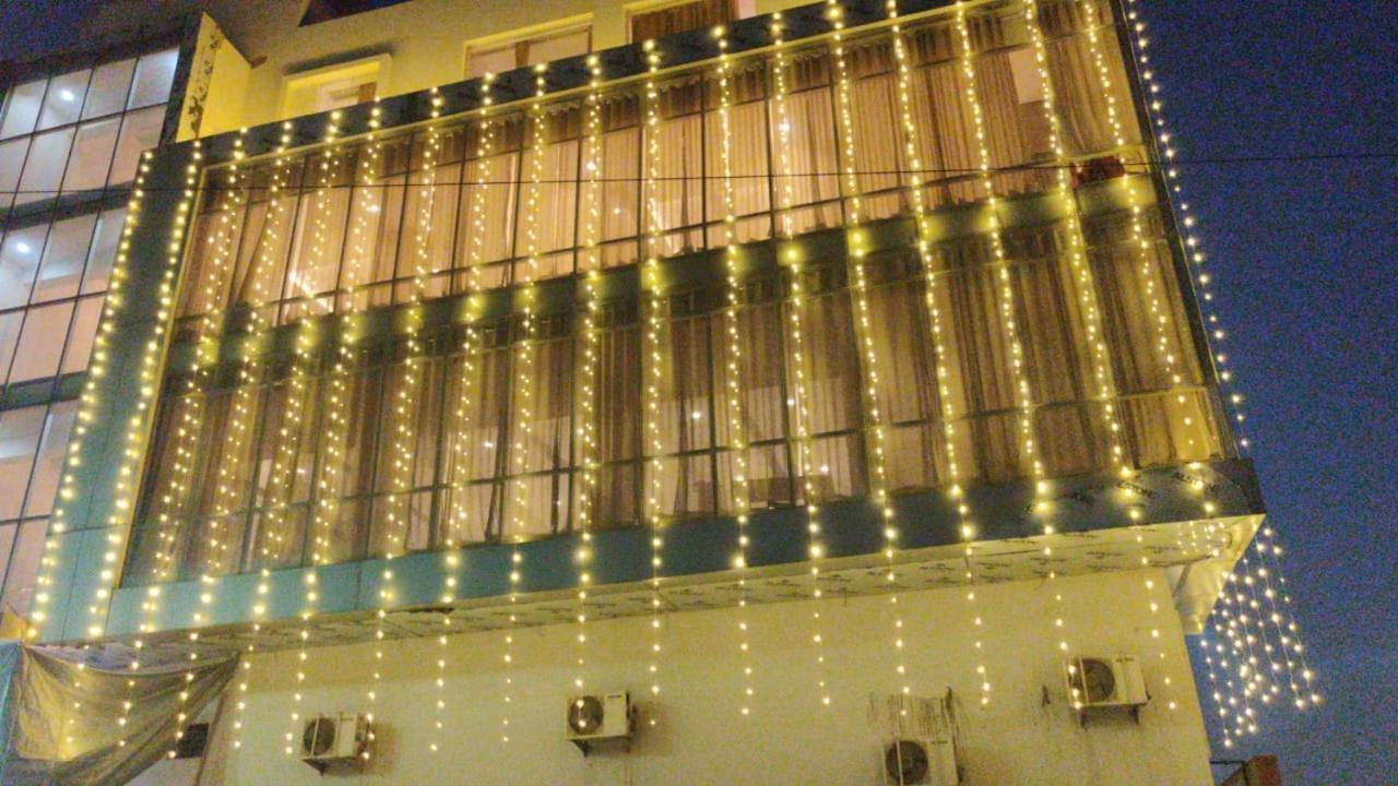 Hotel Poseidon Inn Лакнау Екстериор снимка