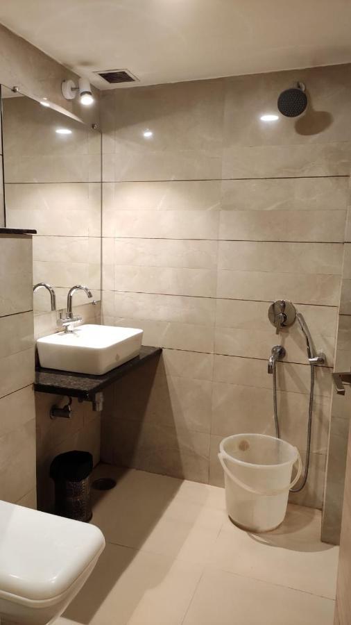 Hotel Poseidon Inn Лакнау Екстериор снимка
