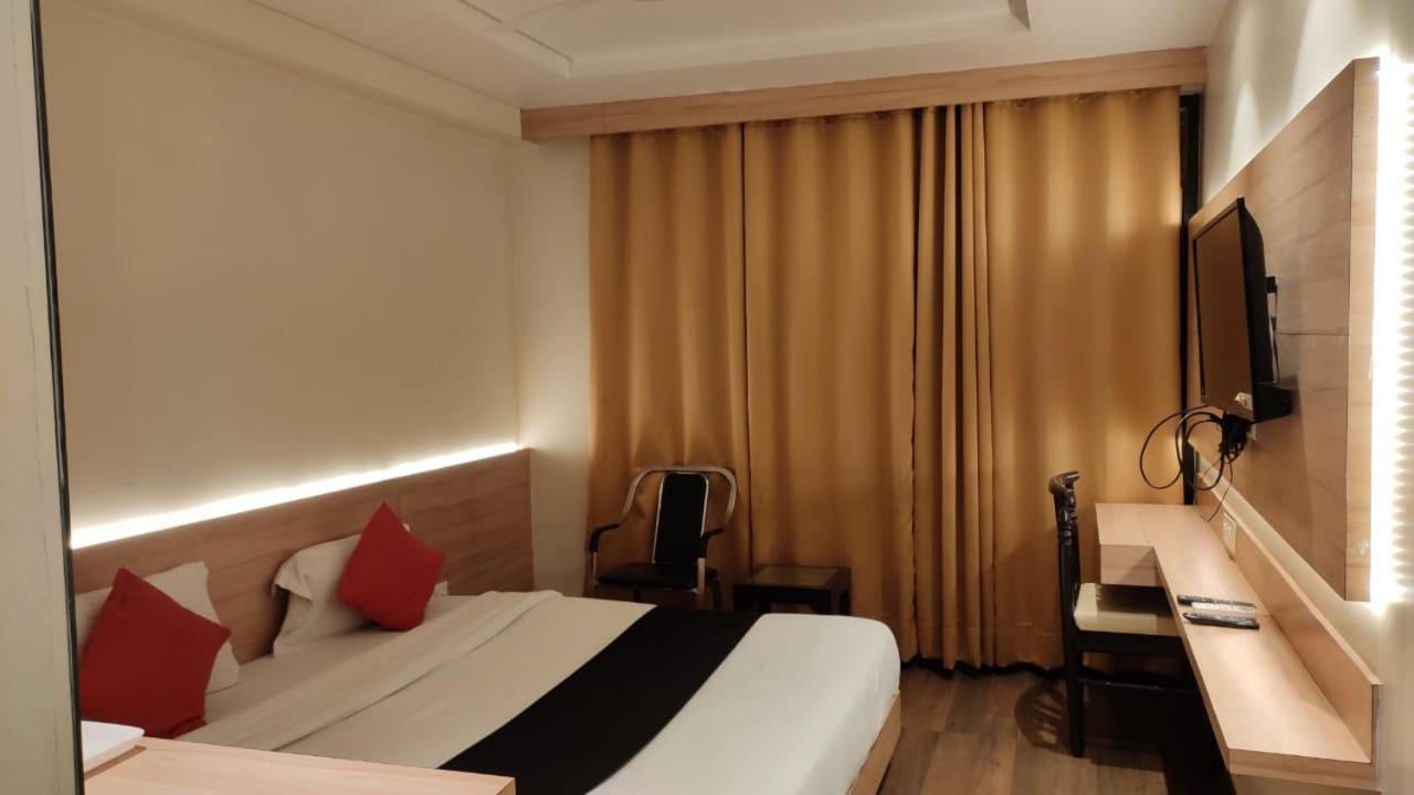 Hotel Poseidon Inn Лакнау Екстериор снимка