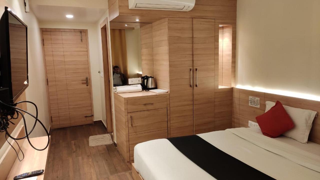 Hotel Poseidon Inn Лакнау Екстериор снимка